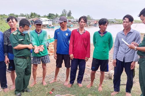 Cứu sống 7 thuyền viên ôm phao trôi dạt trên biển nhiều giờ