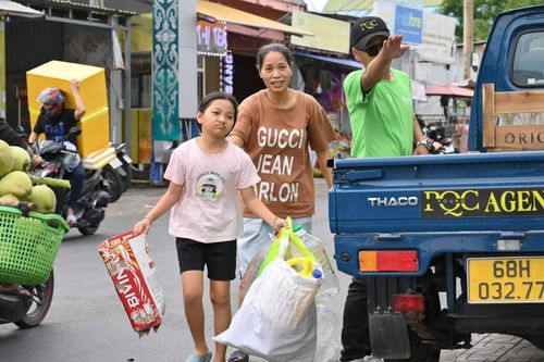 Dành trọn ngày chủ nhật để làm sạch bãi biển Phú Quốc
