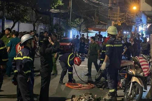 Giải cứu thành công nam thanh niên mắc kẹt tại khe hở giữa 2 bức tường