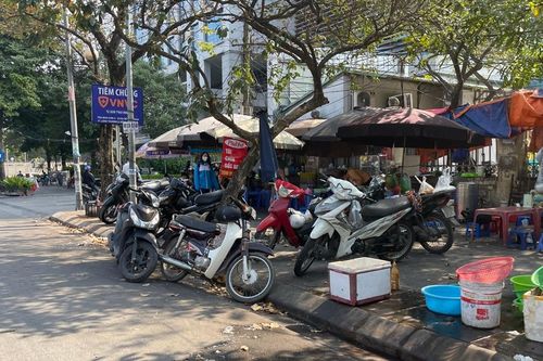 Nhếch nhác cổng trường Đại học Giao thông Vận tải