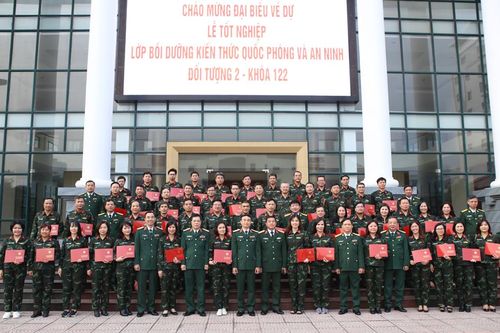 Bế giảng Lớp bồi dưỡng kiến thức quốc phòng, an ninh đối tượng 2 khóa 122