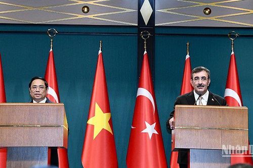 Thủ tướng Phạm Minh Chính và Phó Tổng thống Thổ Nhĩ Kỳ Cevdet Yilmaz gặp gỡ báo chí sau hội đàm