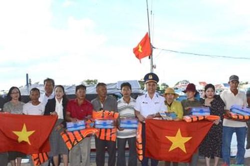 Hải đoàn 32 đồng hành cùng ngư dân Ninh Thuận