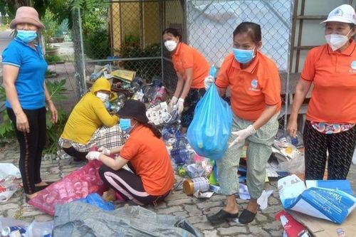 Phụ nữ nông thôn thi đua 'Dân vận khéo'