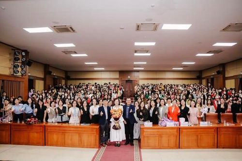 Sinh viên Trường Đại học Ngoại thương hào hứng tham gia tọa đàm hướng nghiệp giúp khai phá bản thân
