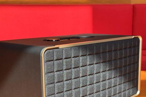 JBL Authentics 500 với dáng vẻ món đồ nội thất cao cấp nhưng đầy hoài niệm