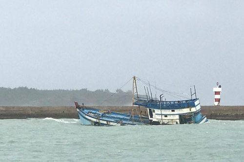 Tiếp cận được tàu cá tỉnh Bình Định gặp nạn trên biển, 14 ngư dân sức khỏe ổn định