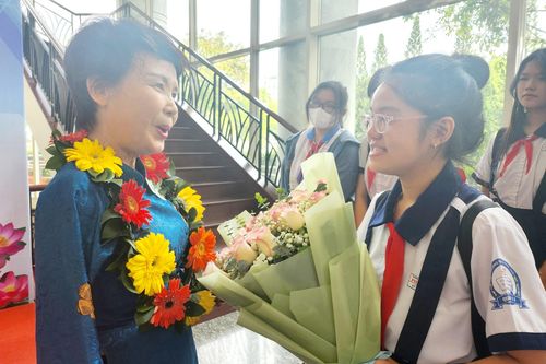 Người 'chèo đò' một tay hết lòng với trẻ khuyết tật