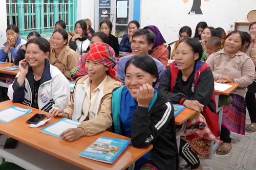 Lớp học đặc biệt của thầy giáo quân hàm xanh