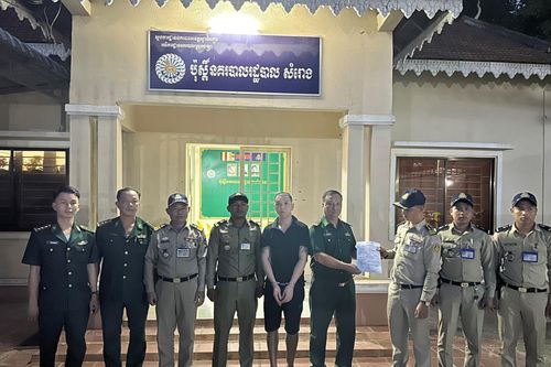 Tiếp nhận đối tượng liên quan vụ giết người từ Đồn Công an Hành chính Sôm Rông, Campuchia