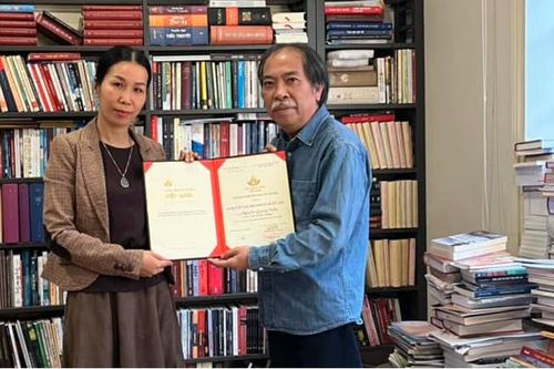 Nhà thơ Nguyễn Quang Thiều bất ngờ khi được trao giải 'Tác giả kịch bản xuất sắc'
