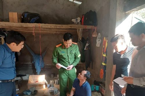 Giám đốc Công ty tàng trữ gần 100 kg thuốc nổ dưới gầm phản ngủ của công nhân