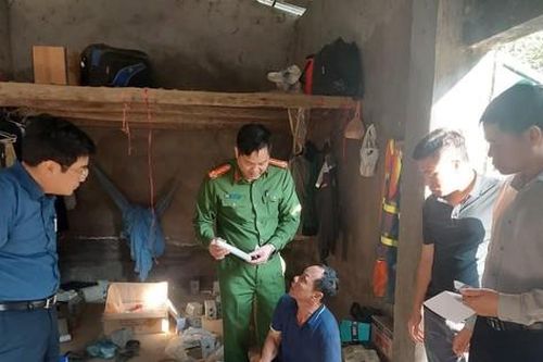 Công an phát hiện 'kho mìn' dưới phản ngủ của công nhân