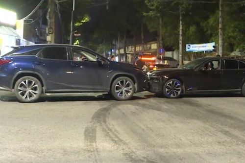 Bắt tạm giam hai tài xế cố tình đối đầu ô tô trên phố