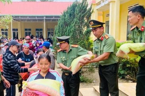 Công an tỉnh Đắk Nông huy động 6 tỷ đồng giúp người dân, nhận đỡ đầu 21 trẻ mồ côi