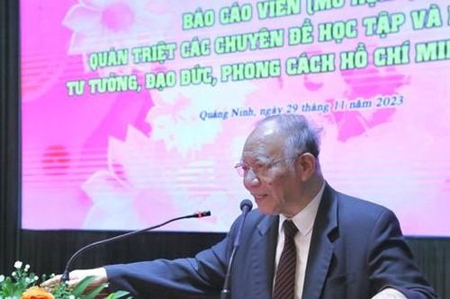 Giáo sư Hoàng Chí Bảo trò chuyện cùng tuổi trẻ Quảng Ninh
