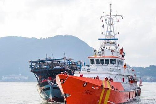 Tàu cá Bình Định chở 14 thuyền viên gặp nạn trên biển