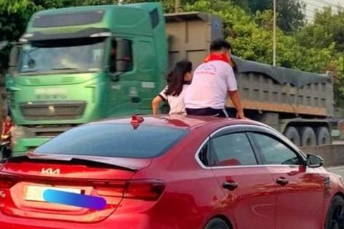 Đồng Nai: Tài xế để trẻ em chui qua cửa sổ trời, ngồi trên nóc ô tô