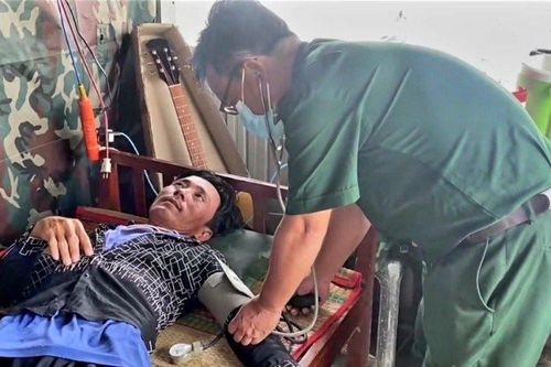 Cứu thành công 7 thuyền viên trôi dạt trên biển