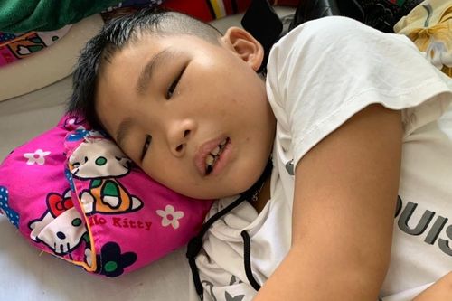 Cha mẹ tuyệt vọng tìm cách cứu con mắc ung thư máu