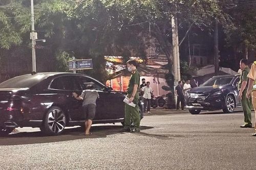 Khởi tố 2 tài xế lái ô tô cố tình tông nhau giữa ngã tư