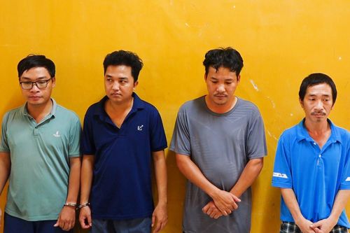 Bắt giữ nhóm đối tượng làm giả 300 loại giấy tờ, văn bằng mỗi tháng