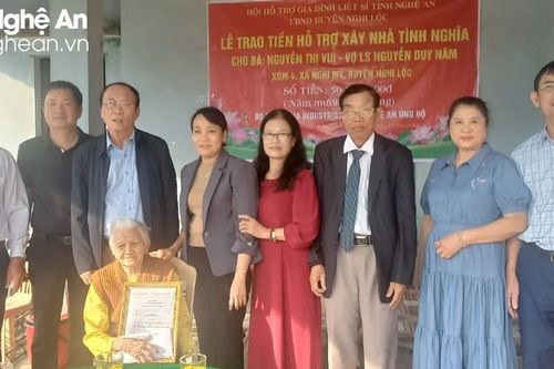 Trao 100 triệu đồng hỗ trợ xây nhà tình nghĩa cho thân nhân liệt sĩ ở huyện Nghi Lộc