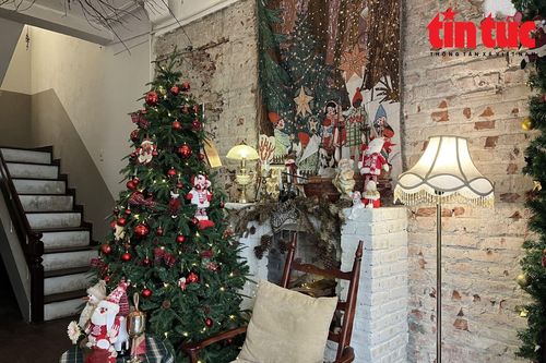 Nhiều quán cafe ở Hà Nội 'khoác áo mới', thu hút giới trẻ đến check-in dịp Giáng sinh