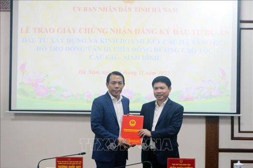 Hà Nam trao giấy chứng nhận đầu tư dự án khu công nghiệp hơn 2.300 tỷ đồng