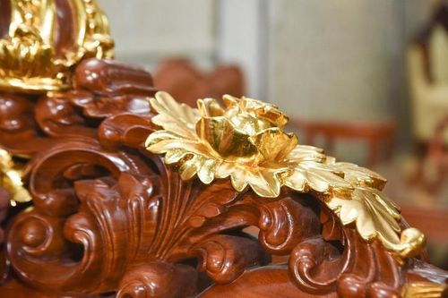 Mang cả lượng vàng 'đắp' lên bộ bàn ghế, 'đại gia' Hà Nội báo giá hơn nửa tỷ đồng