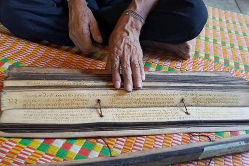 Bí ẩn sách cổ viết trên lá cây hàng trăm năm tuổi của người Khùa