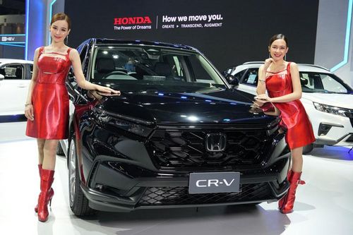 Mỹ nhân xinh đẹp khoe dáng bên ôtô Honda