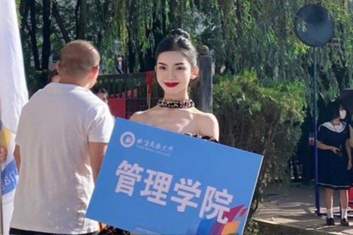 Cầm bảng tại hội thao của trường, nữ sinh gây sốt bởi nhan sắc quá đỗi kiều diễm