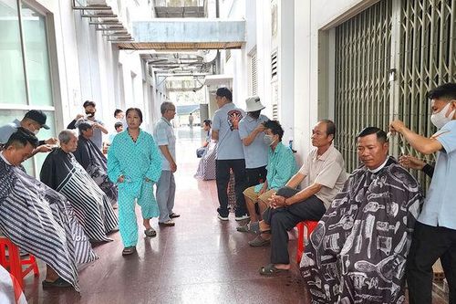 'Cắt tóc thiện nguyện' cho thân nhân, bệnh nhân đang điều trị tại bệnh viện