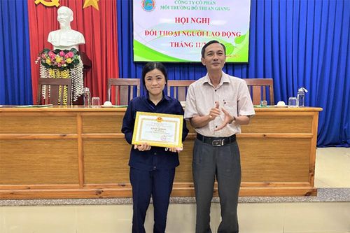 Khen thưởng đột xuất nữ công nhân môi trường có hành động đẹp