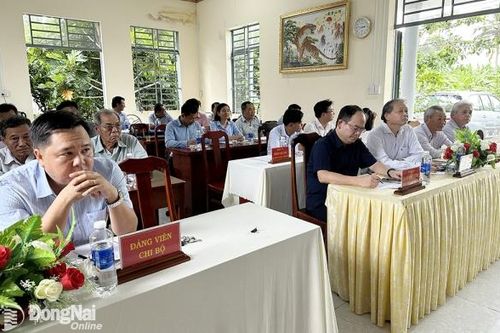 Cùng dự sinh hoạt chi bộ ở cơ sở