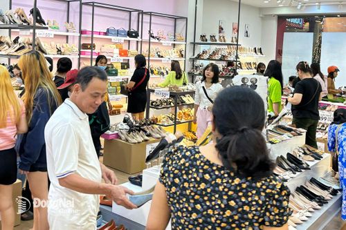 Nhộn nhịp mùa khuyến mãi cuối năm