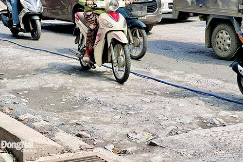 Lập biên bản vi phạm hành chính đơn vị thi công dự án chống ngập trên đường Đồng Khởi
