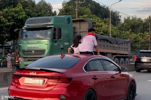 Xử phạt tài xế để 2 trẻ em ngồi trên nóc xe ô tô khi đang lưu thông trên quốc lộ 1