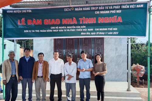 Bàn giao nhà tình nghĩa cho hộ nghèo tại thị trấn Nhơn Hòa