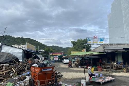 Giết mổ gà, vịt gây ô nhiễm ở chợ Vĩnh Hải: Sẽ yêu cầu chủ cơ sở cam kết bảo đảm vệ sinh môi trường