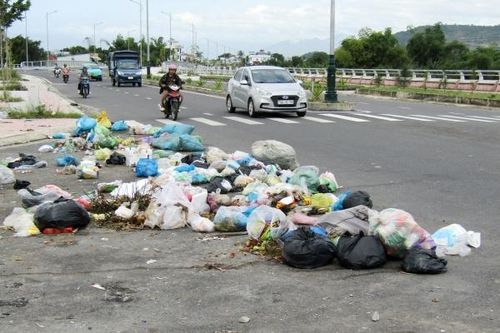 Đổ rác bừa bãi ra đường