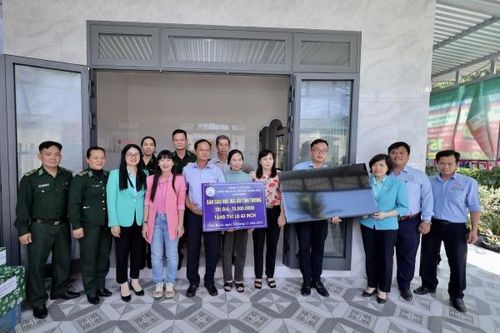 Công ty Cổ phần Nước giải khát Yến sào Khánh Hòa trao căn nhà thứ 14 cho các gia đình khó khăn