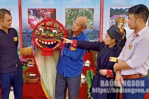 Phát huy vai trò người có uy tín trong bảo tồn văn hóa dân tộc