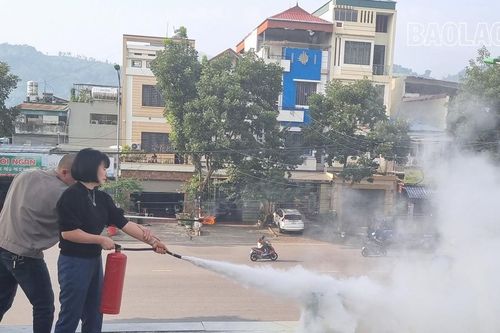Thực tập xử lý tình huống phòng cháy, chữa cháy và cứu nạn, cứu hộ tại trụ sở khối 4