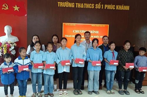 Viettel Bảo Yên trao học bổng 'Vì em hiếu học'