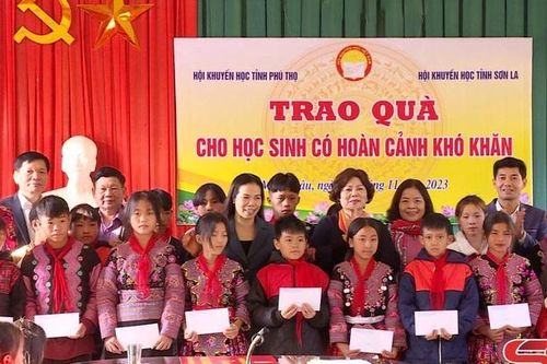 Tặng quà cho học sinh huyện Mộc Châu