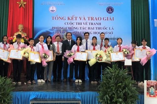 Trao giải vẽ tranh phòng chống thuốc lá trong học sinh trung học cơ sở Hương Thủy