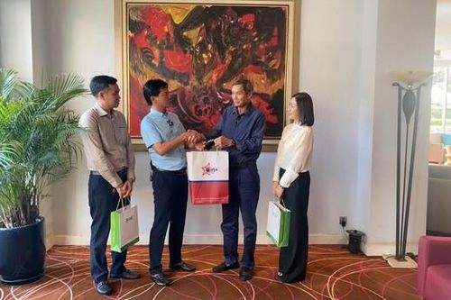 Huấn luyện viên Mai Đức Chung nhận quà tri ân từ BVK