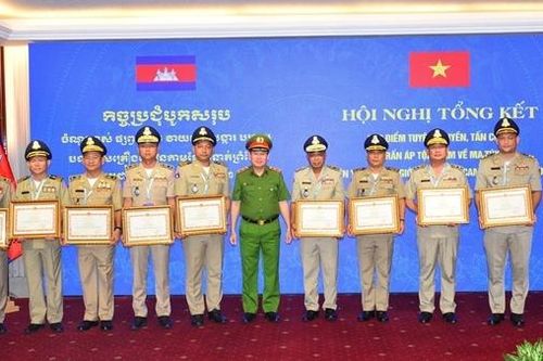 Khen thưởng nhiều tập thể, cá nhân xuất sắc trong đấu tranh tội phạm tuyến biên giới